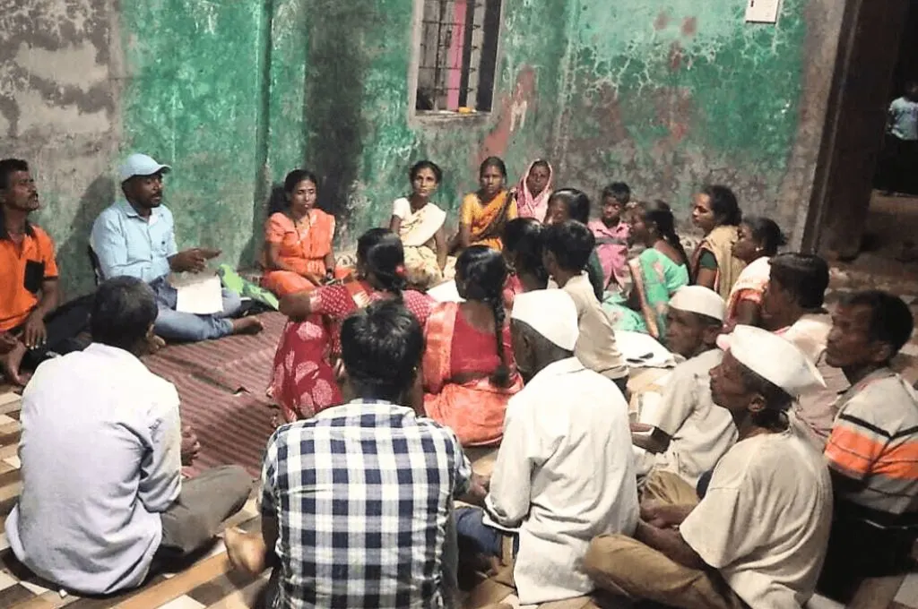 समुदाय के लोग बातचीत करते हुए_आदिवासी अधिकार