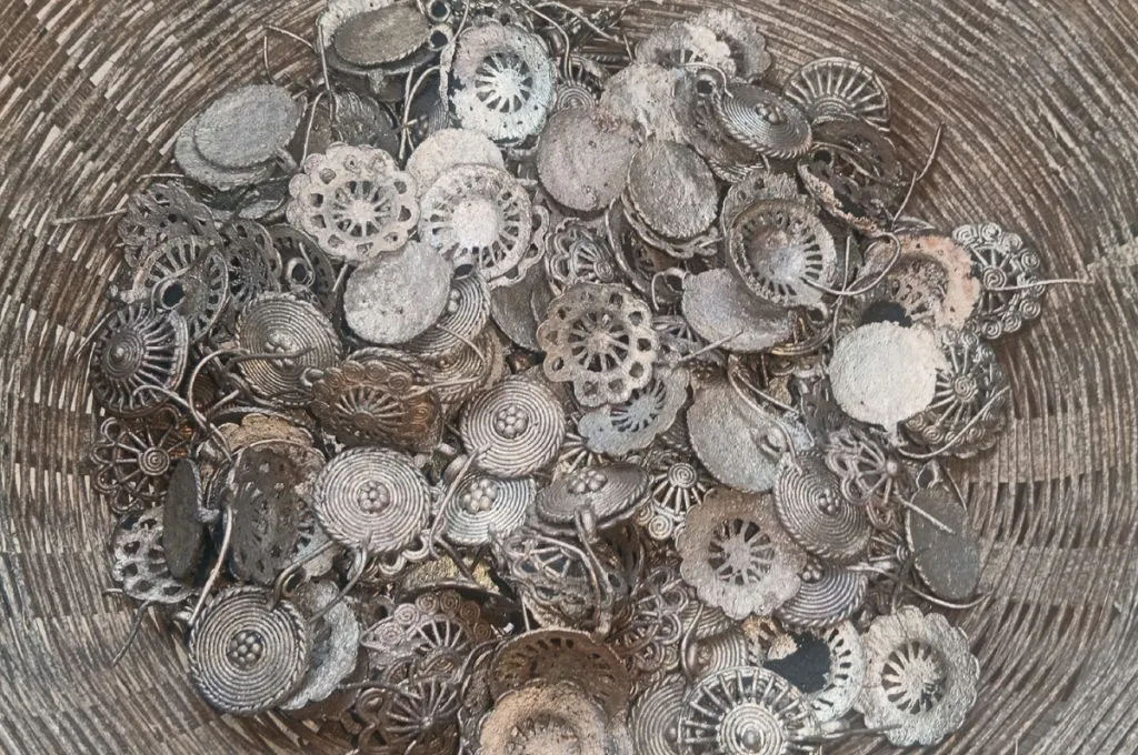 गहने और अन्य सजावटी सामान_ डोकरा कलाकार