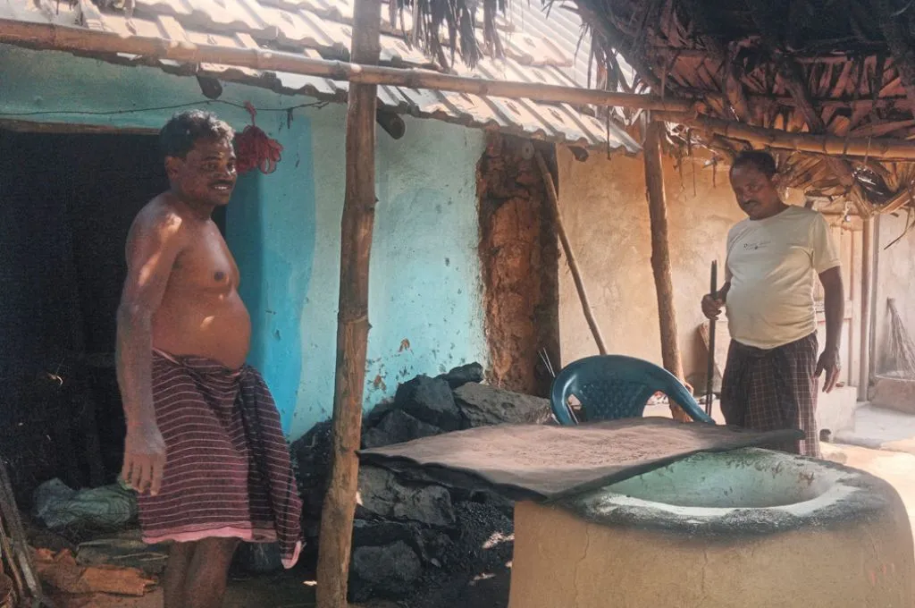 पीतल गलाने की भट्ठी के साथ कलाकार_डोकरा कलाकार