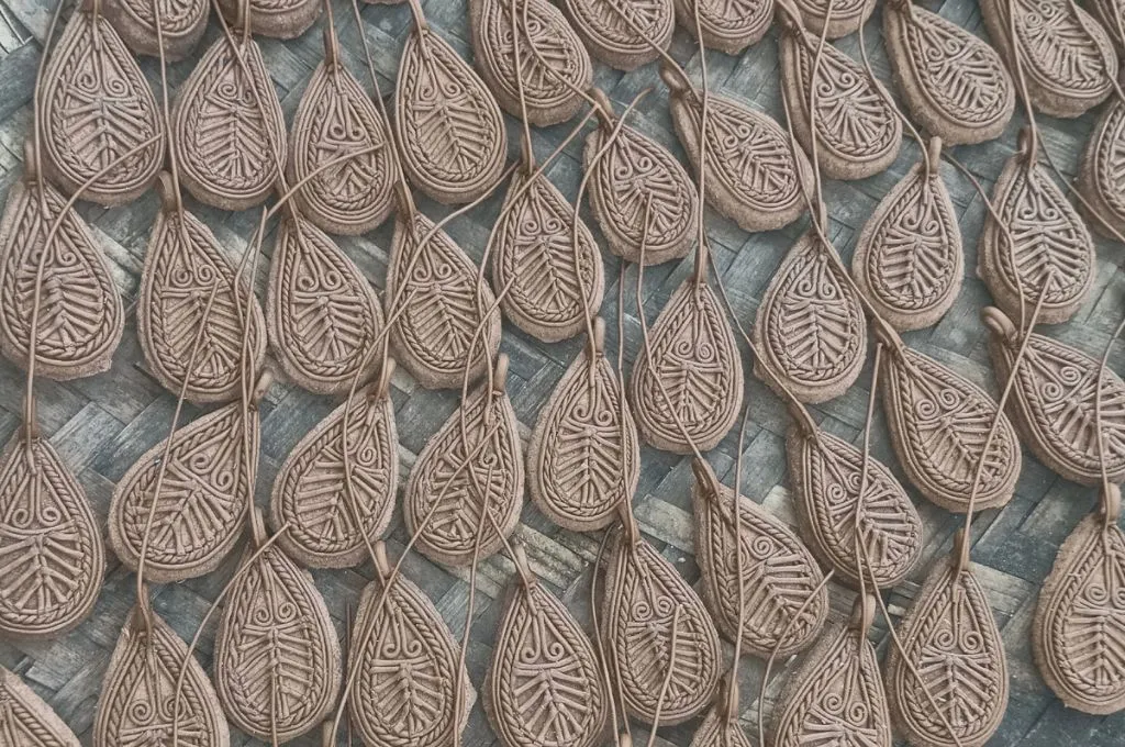 धूप में सूखती कलाकृतियां_डोकरा कलाकार