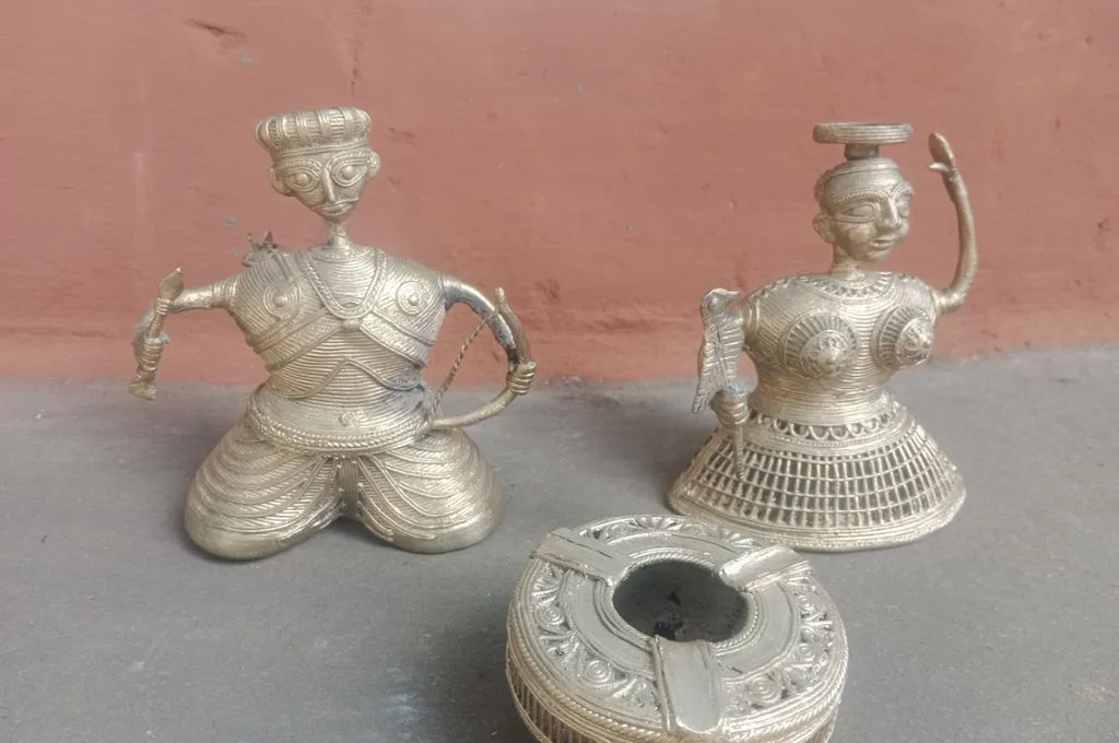 सजावटी कलाकृतियां__डोकरा कलाकार