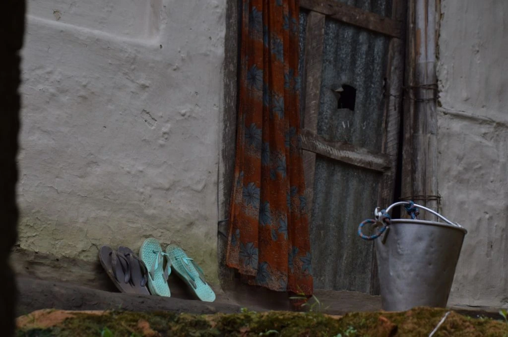 तस्वीर में बिजय गौर के घर का बरामदा दिख रहा है_गौर समुदाय