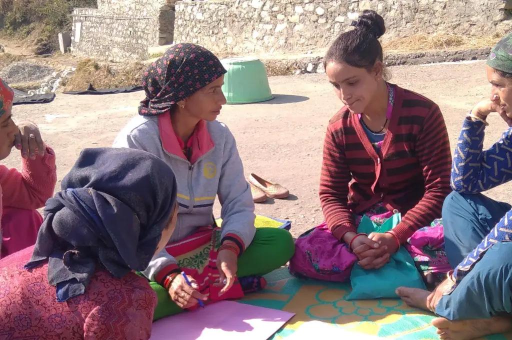 एक समूह में बैठकर चर्चा करती महिलायें_मानसिक स्वास्थ्य