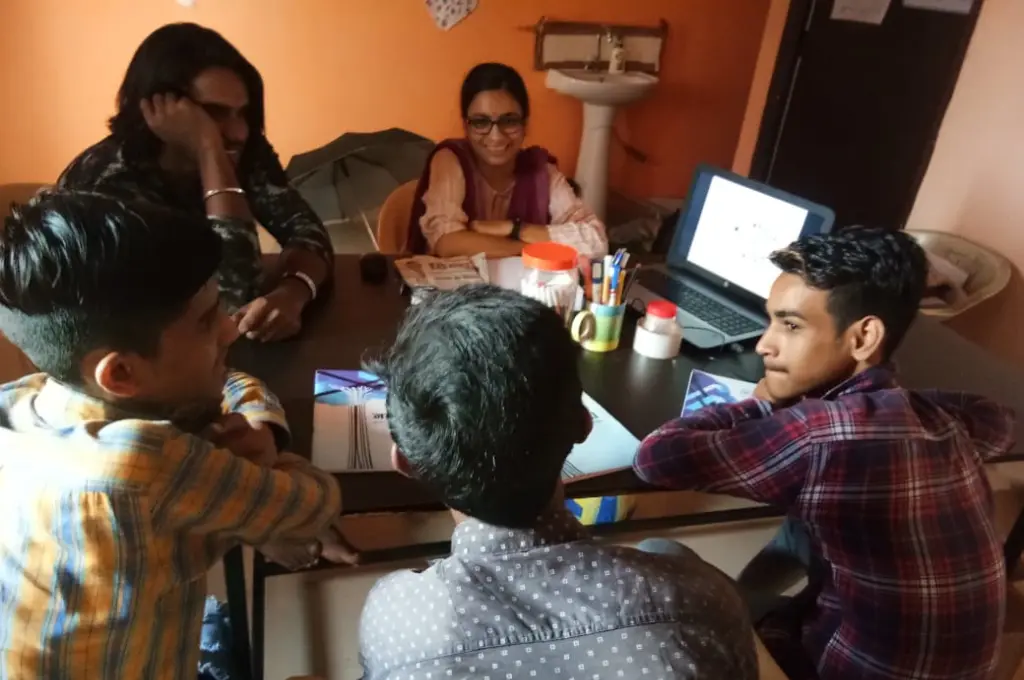 ऑफिस में चर्चा करते लोग_मानसिक स्वास्थ्य