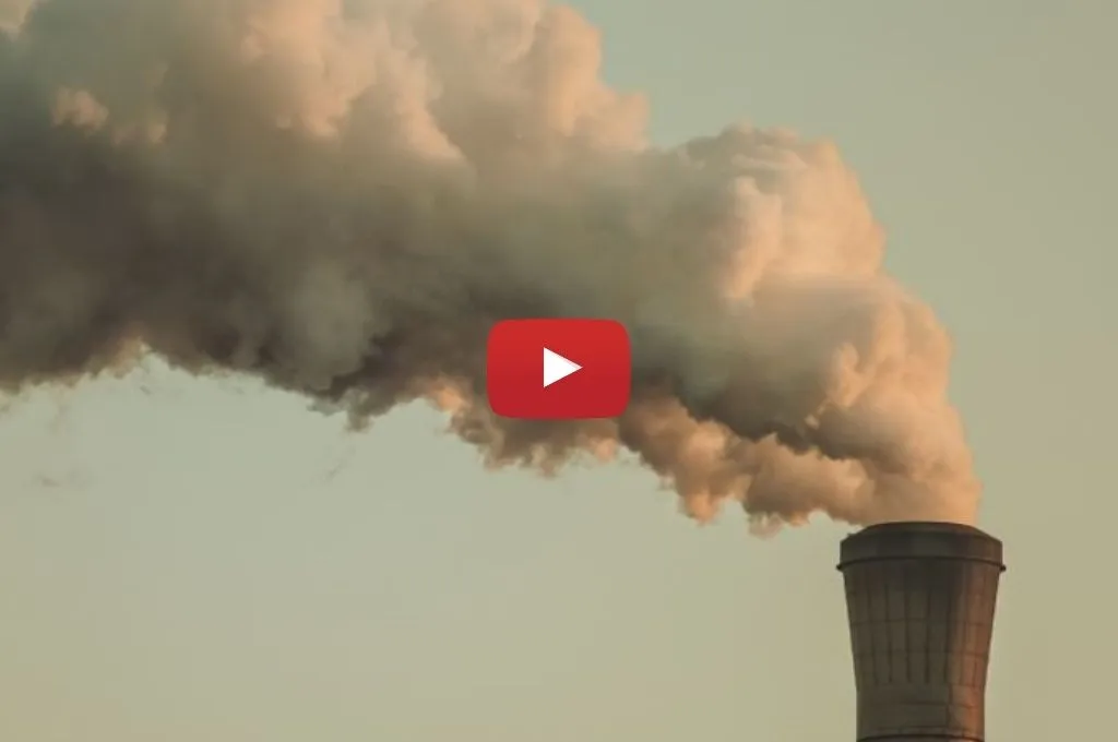 चिमनी से निकलता धुआं_जलवायु परिवर्तन