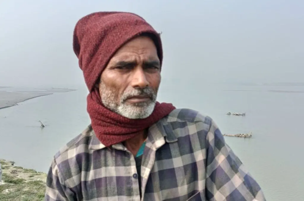 नदी के पास एक वृद्ध_कोसी नदी 