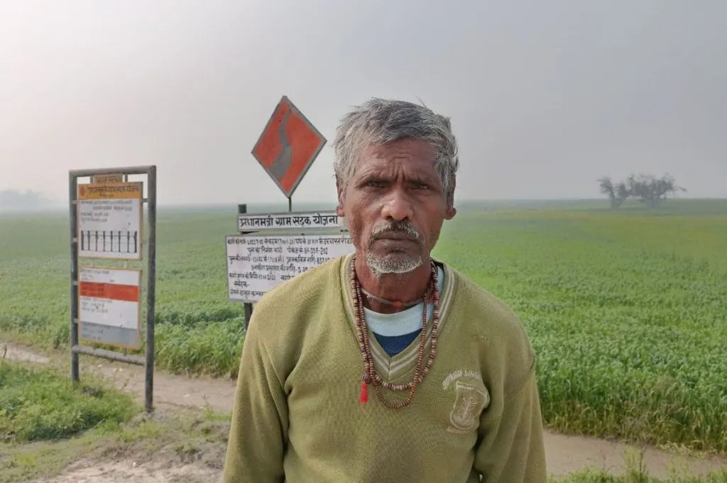 सड़क किनारे एक व्यक्ति_कोसी नदी 