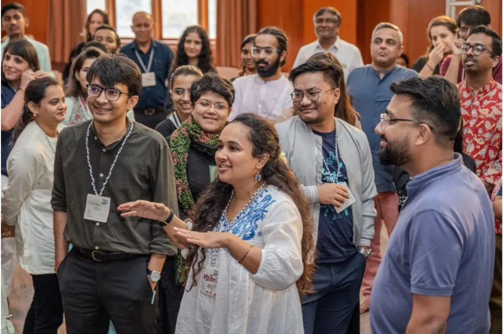 समूह में चर्चा करते लोग_समावेशी कॉन्फ्रेंस