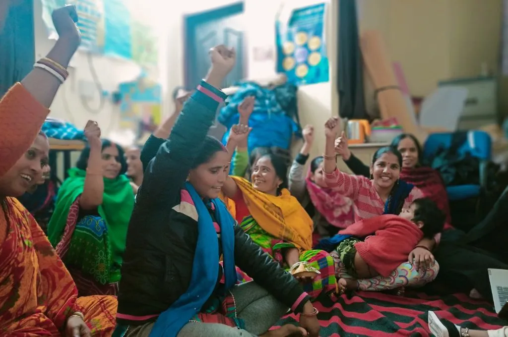 कुछ महिलायें जोशीले अंदाज में_ ​घरेलू कामगार​