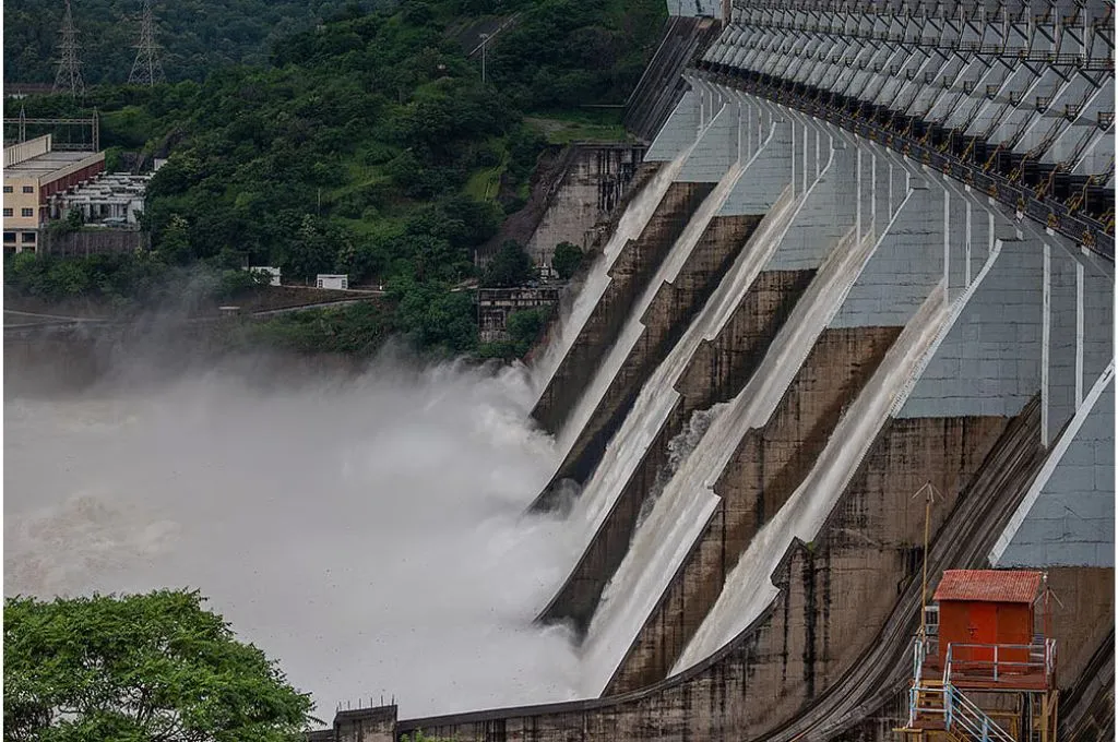 सरदार सरोवर बांध से बहता पानी_जल सुरक्षा