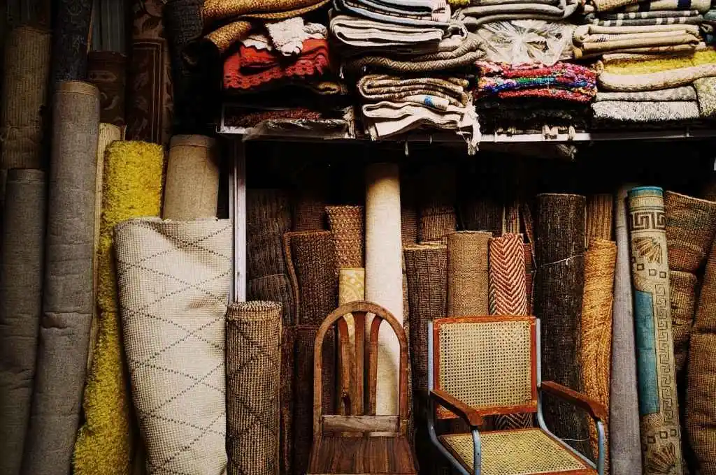 कारखाने में रखी दरियां-स्थानीय उद्यमिता