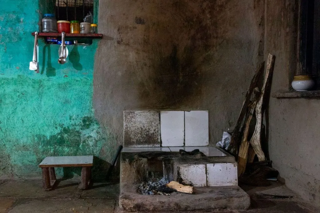 एक रसोई में लकड़ी का चूल्हा_पारंपरिक ज्ञान