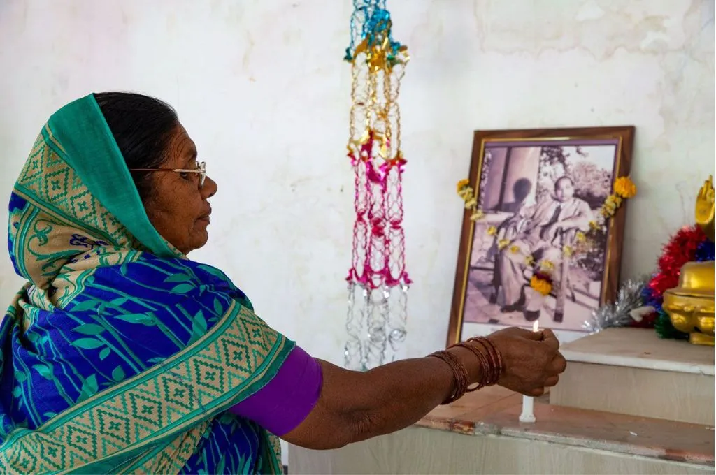 एक महिला जो मोमबत्ती जला रही हैं_पारंपरिक ज्ञान