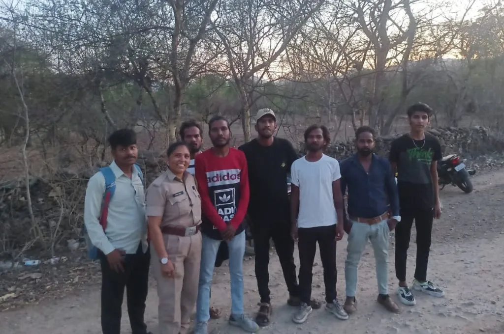 महिला वन रक्षक के साथ स्थानीय युवा_महिला वन रक्षक