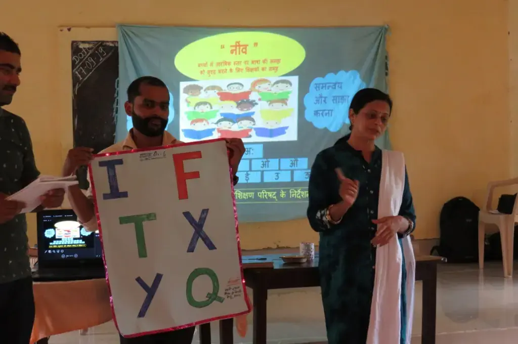 गतिविधि के बारे में बताते हुए महिला एवं पुरुष_शिक्षक 