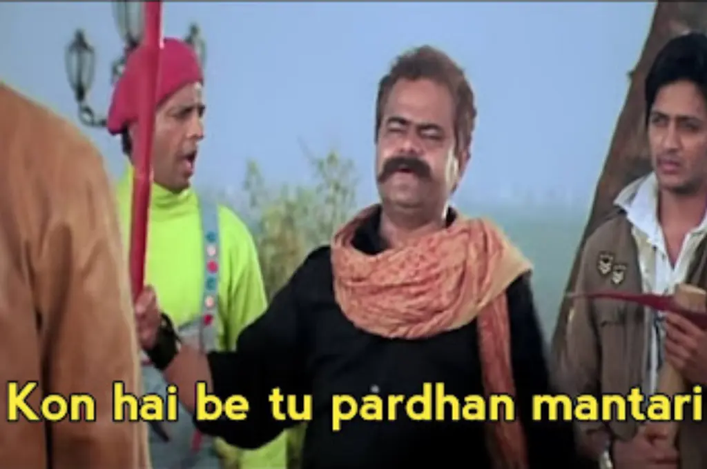 एक जगह पर खड़े 4 व्यक्ति जिनमें से एक ने डंडा पकड़ा हुआ है_सोशल सेक्टर