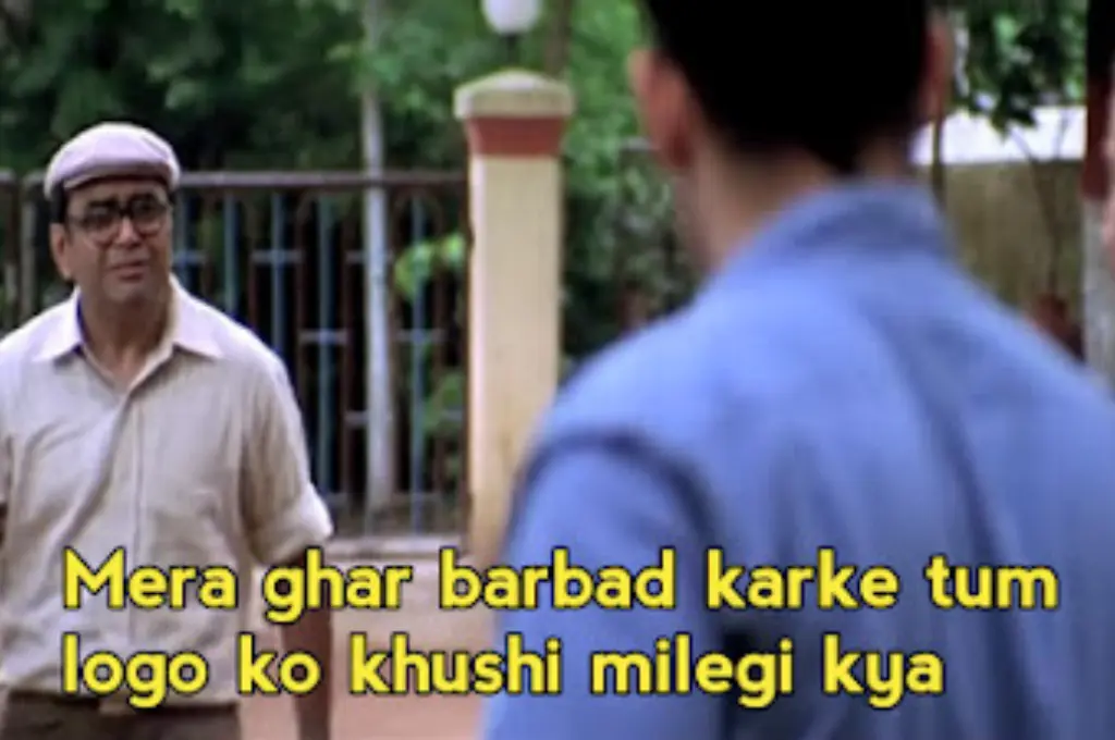 एक दूसरे को देखते हुए और कुछ दूरी पर खड़े होकर बात करते दो व्यक्ति_सोशल सेक्टर