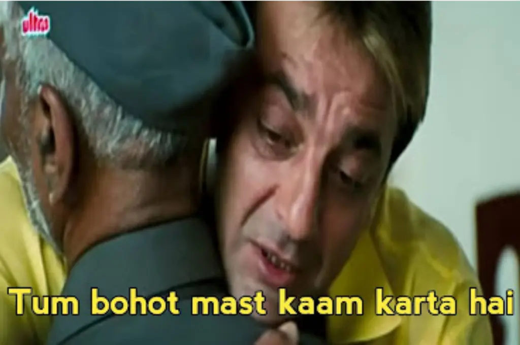 एक बुजुर्ग को गले लगाता एक व्यक्ति_सोशल सेक्टर