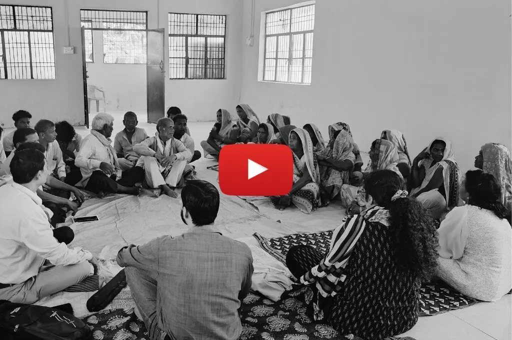 एक कमरे में गोल घेरे में जमीन पर बैठकर मीटिंग करते ग्रामीण और शहरी लोग_सोशल मीडिया