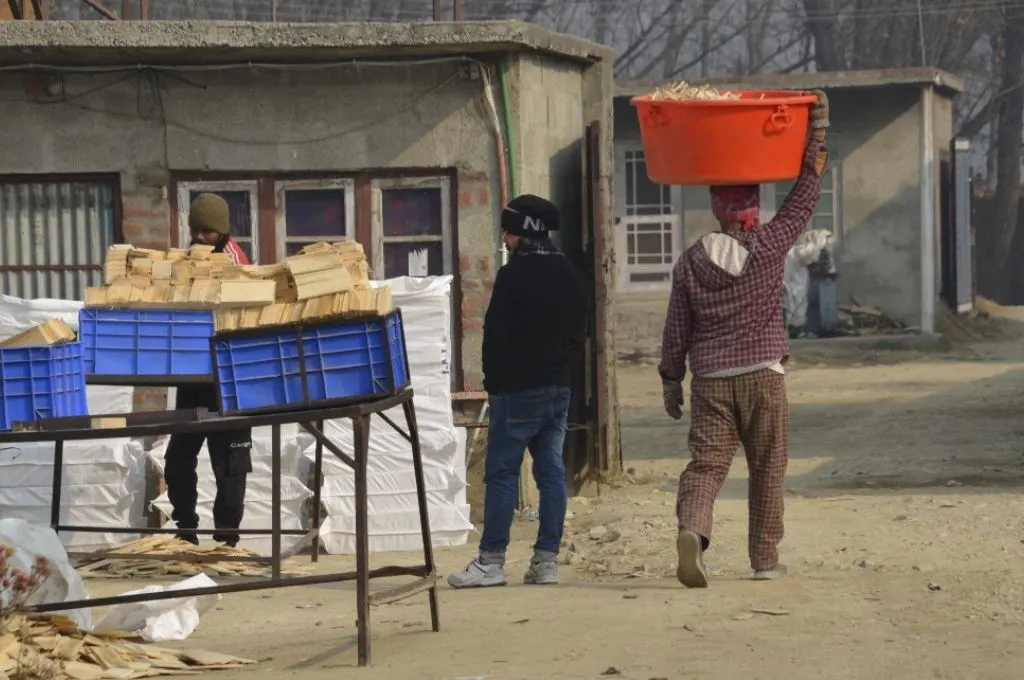 पेंसिल के लिए लकड़ियों के बॉक्स और उन्हे ले जाते श्रमिक_पेंसिल उद्योग