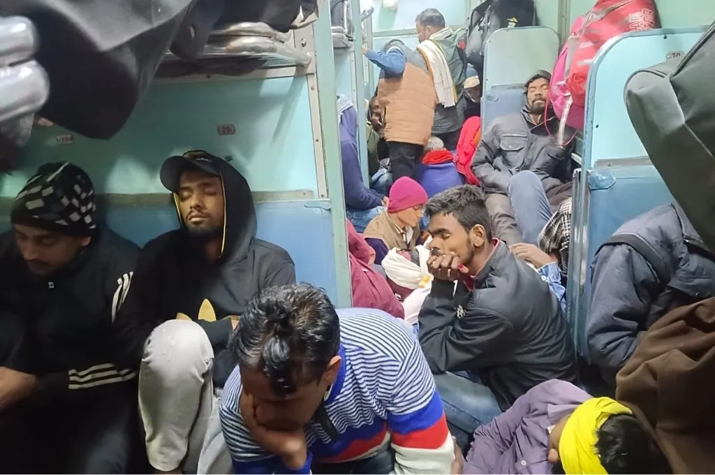 ट्रेन में सफर कर रहे लोगों की एक तस्वीर_ताड़ी