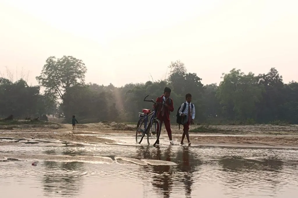 साइकिल से स्कूल से लौटते हुए दो बच्चे_ताड़ी