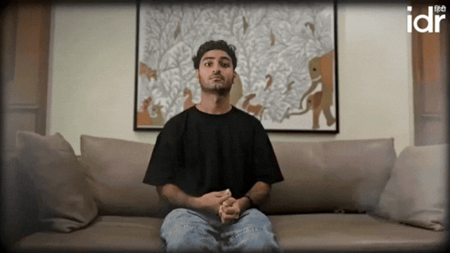 घर में सीढ़ियों के पास एक व्यक्ति_इंडियन साइन लैंग्वेज