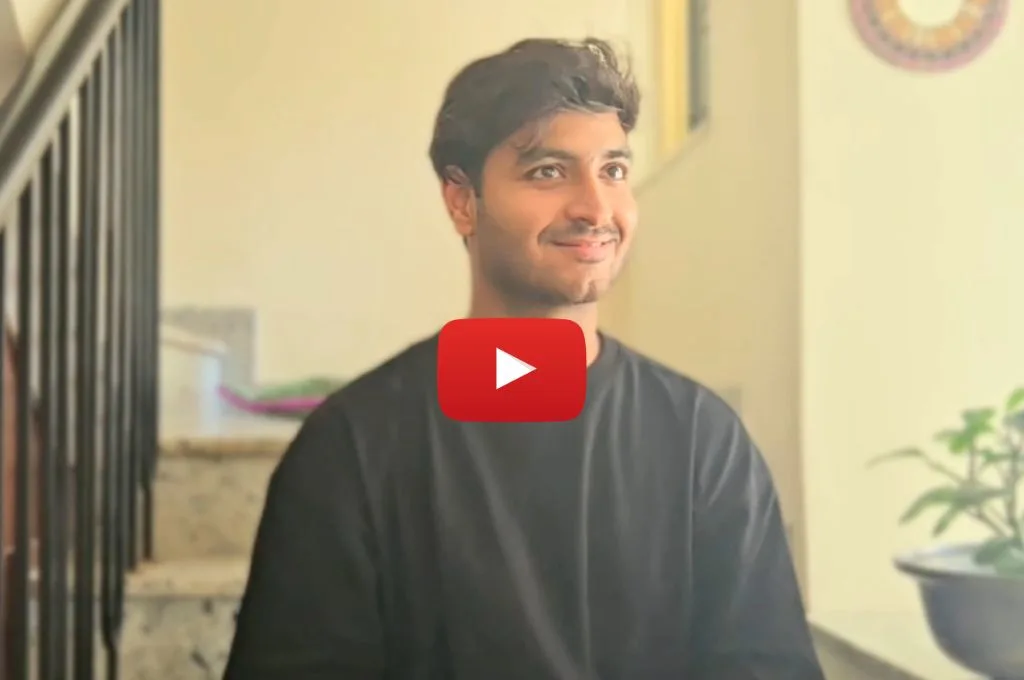 घर में सीढ़ियों के पास एक व्यक्ति_इंडियन साइन लैंग्वेज