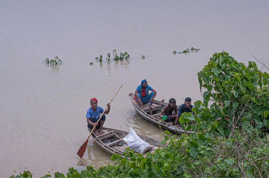 बाढ़ में नाव पर बैठे कुछ लोग_बाढ़ प्रबंधन