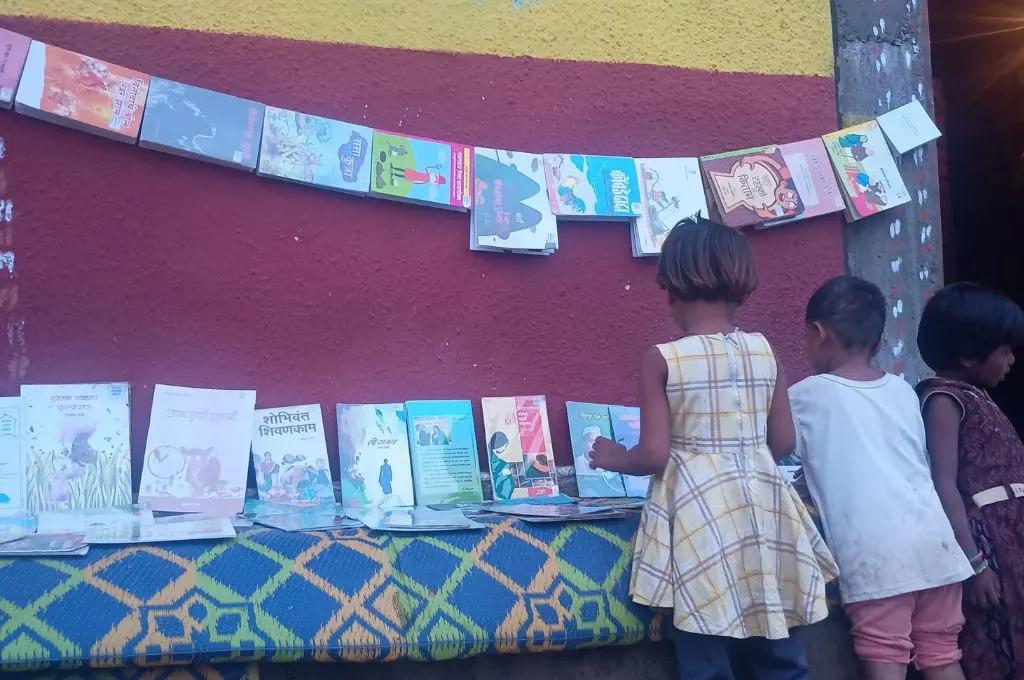 किताबे देखते कुछ बच्चे_आदिवासी लाइब्रेरी