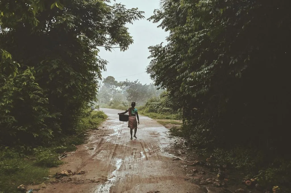 जंगल की पगडंडी पर चलती महिला_पोषण