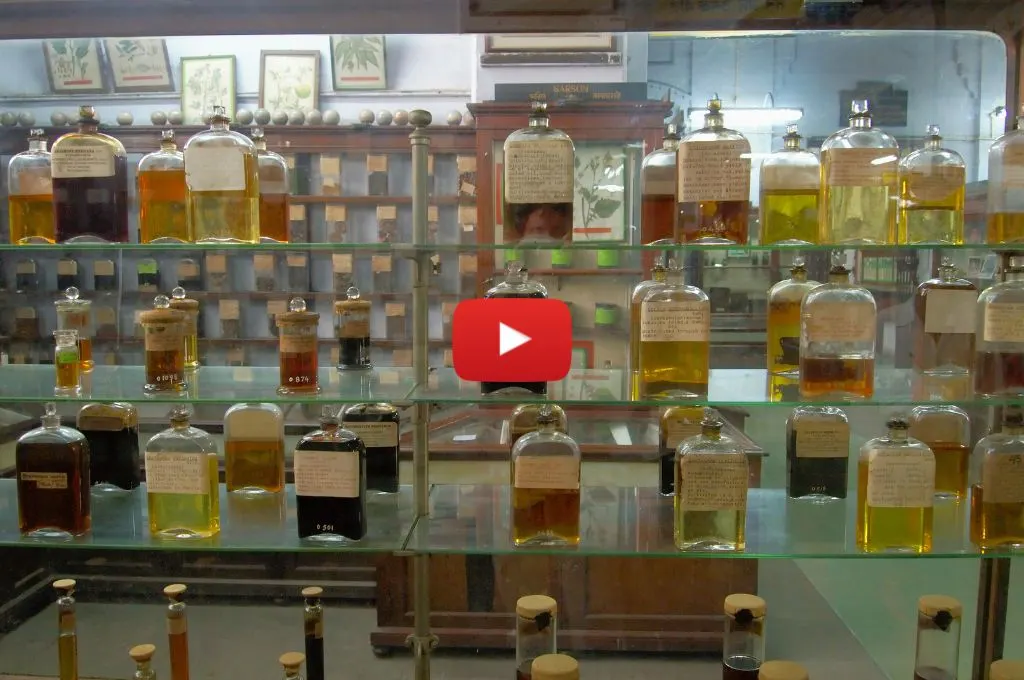 इत्र की दुकान पर रखी बोतले_इत्र व्यापार