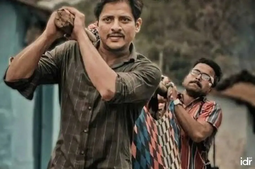 दो युवा कंधे पर बोझ उठाकर ले जाते हुए_कैपेसिटी बिल्डिंग