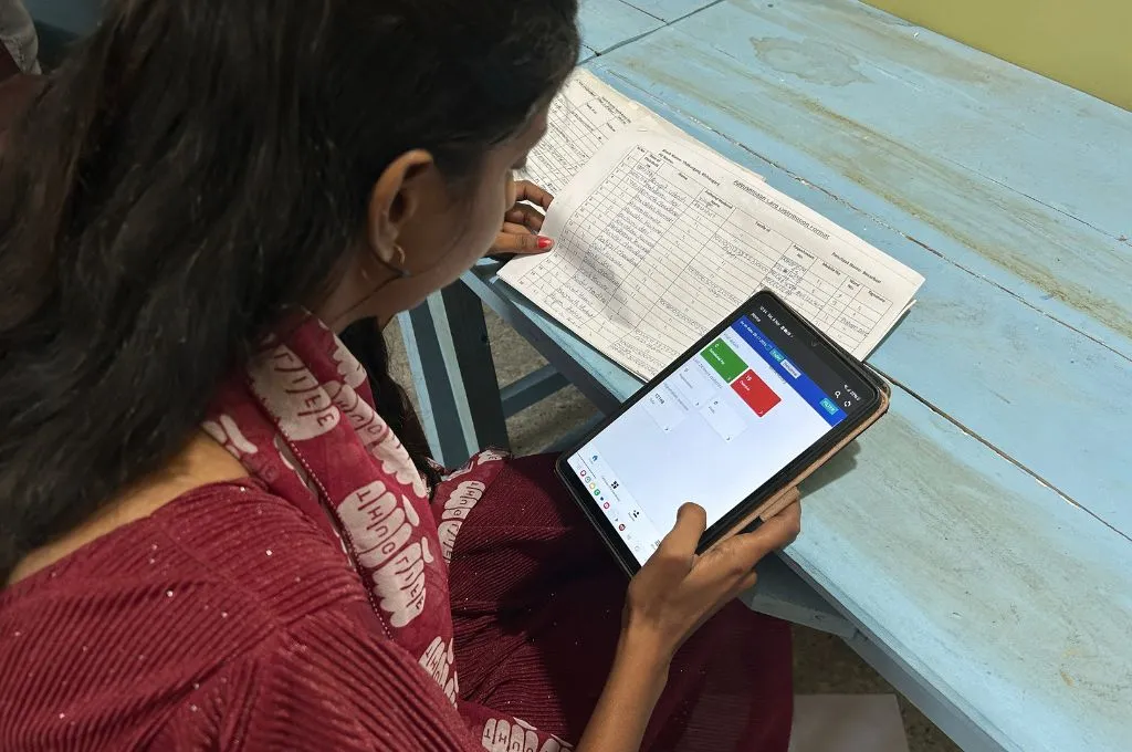 फोन पर काम करती महिला_ डिजिटल टूल​