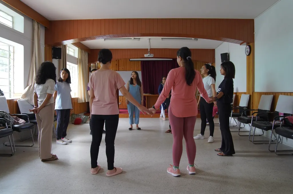 युवाओं का समूह जिसमें सभी एक दूसरे का हाथ पकड़े हुए हैं_बाल काउंसलर