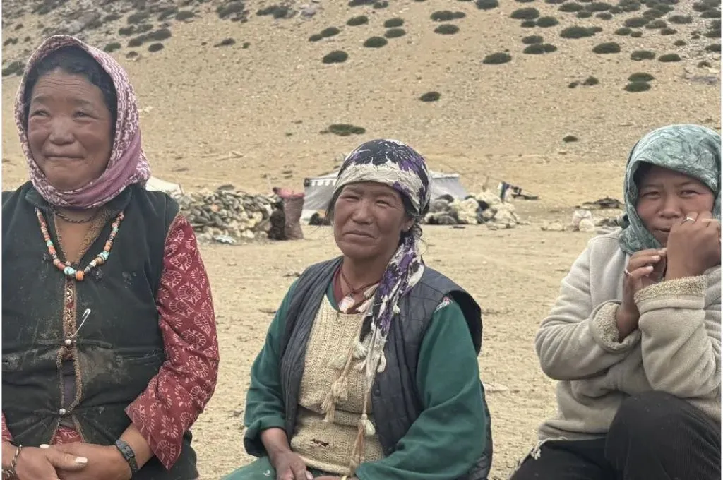 लद्दाख की तीन महिलाओं की तस्वीर_घुमंतू