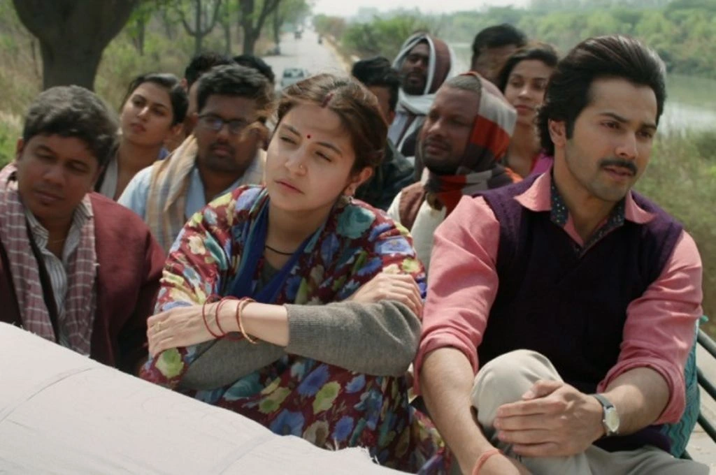 बस की छत पर यात्रा करते महिला पुरुष_फील्ड ट्रिप बजट