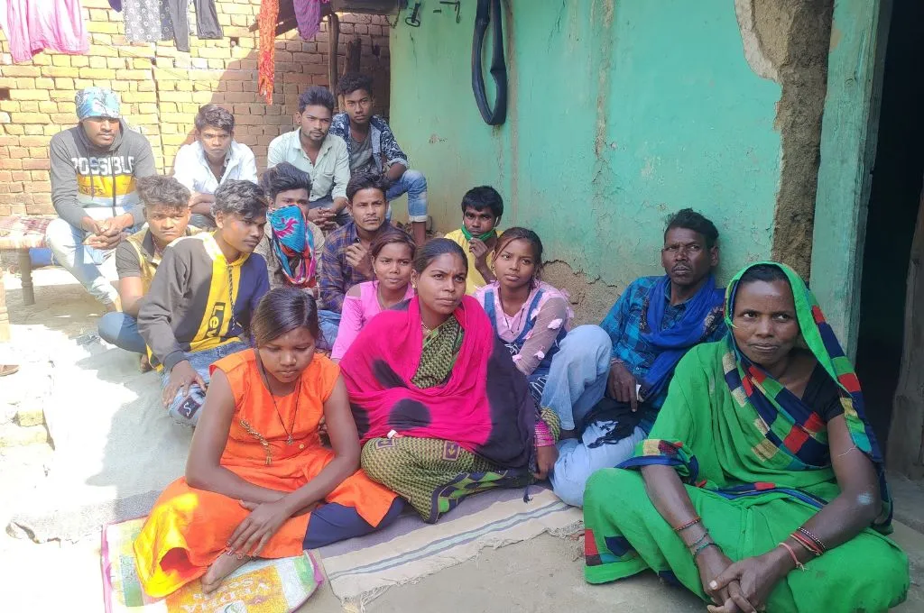 समूह में धरती पर बैठे महिला और पुरुष_संगठन