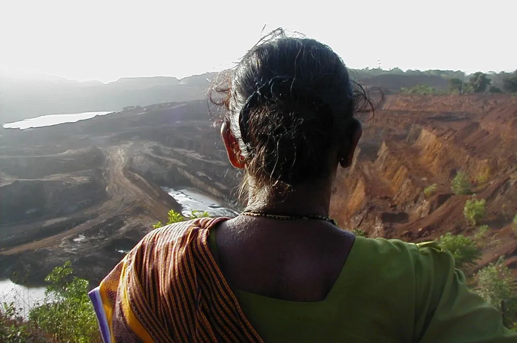 खान के सामने खड़ी एक महिला_पर्यावरण नियम