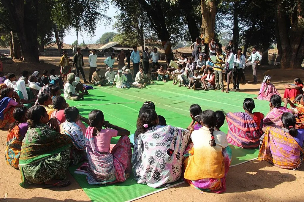 एक जाजम पर महिलाएं और पुरुष चर्चा करते हुए_कॉमन्स