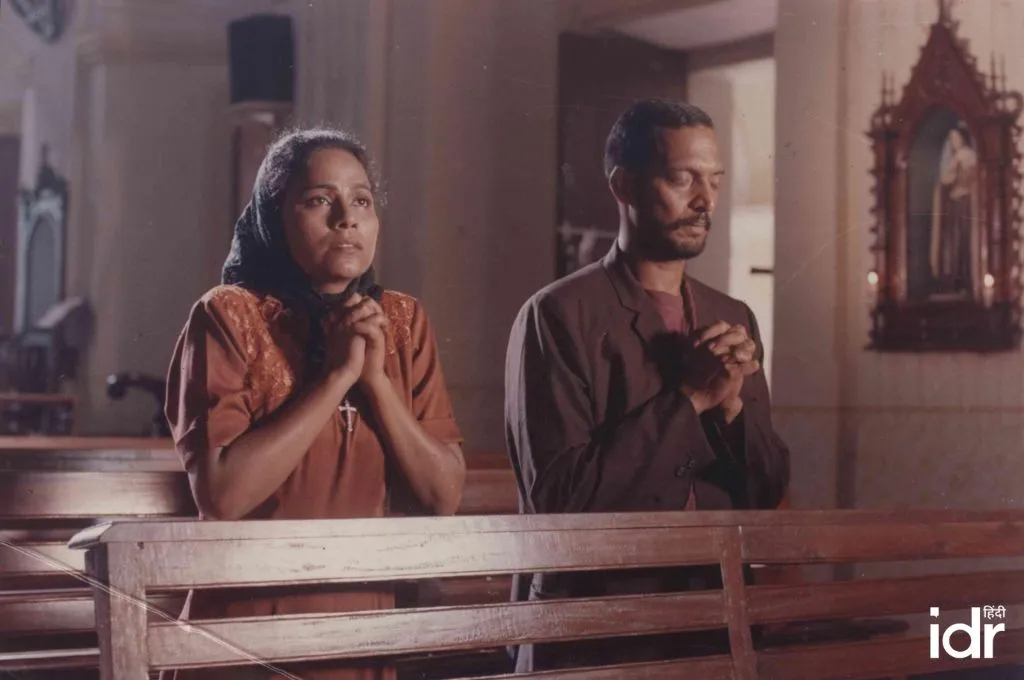 एक महिला एवं पुरुष हाथ जोड़े हुए_क्रिसमस