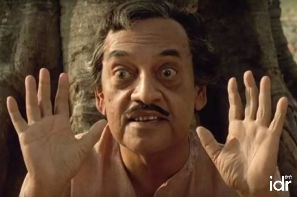 एक व्यक्ति अपने हाथ दिखाते हुए_क्रिसमस