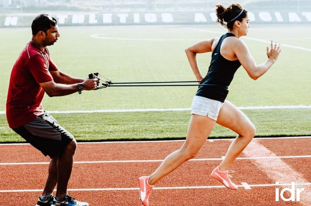 दौड़ने की ट्रेनिंग लेती महिला एथलीट_सोशल सेक्टर अवॉर्ड्स