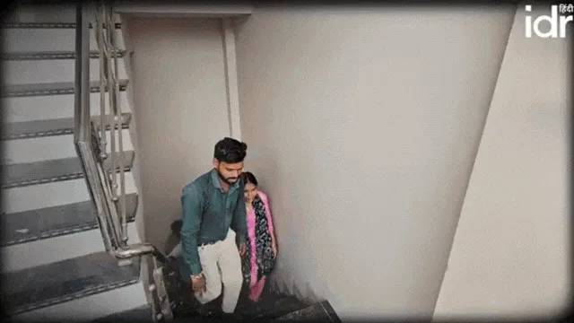 एक कमरे में कुछ लोग बैठकर हारमोनियम और अन्य वाद्य यंत्र बजा रहे हैं_म्यूजिक लाइब्रेरी