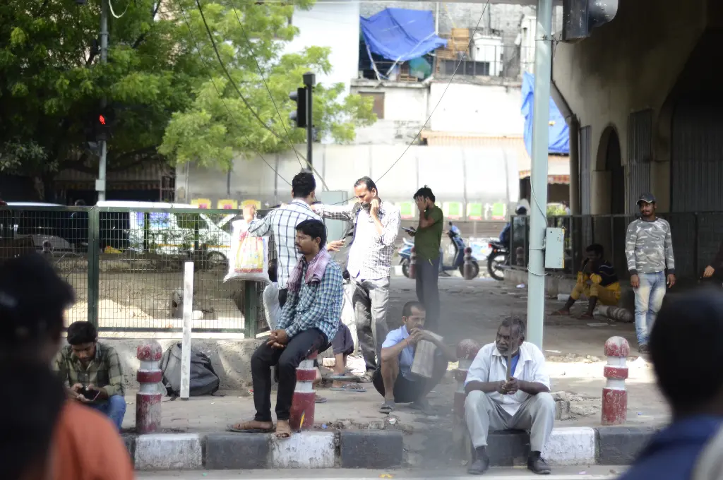 फुटपाथ पर बैठे हुए कामगार_ लेबर चौक