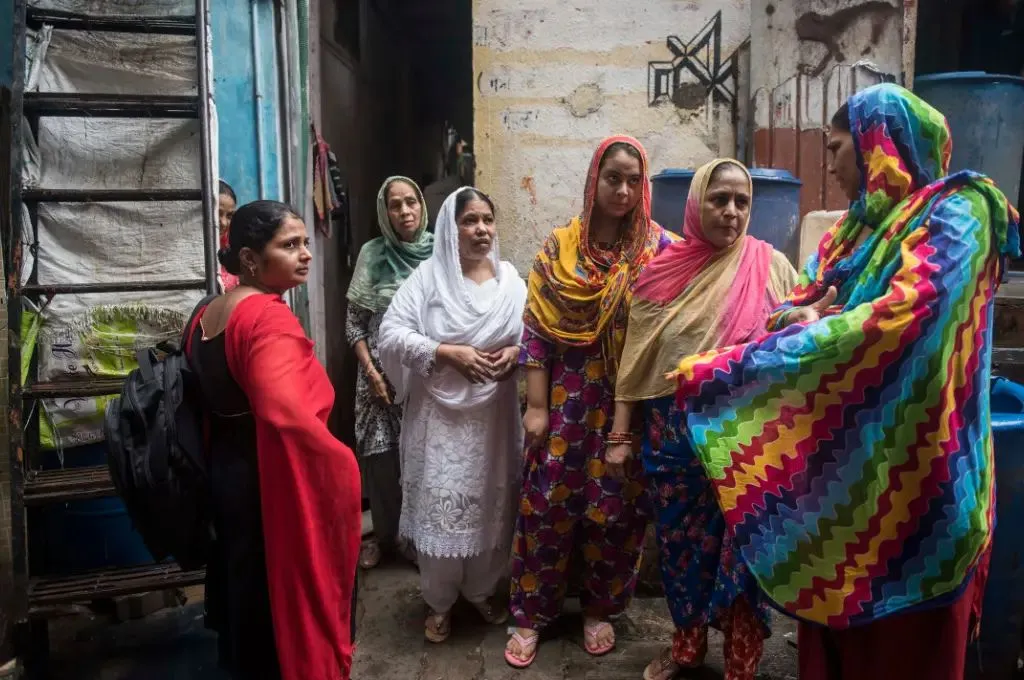 कुछ बातचीत करती महिलाएं_ लैंगिक हिंसा