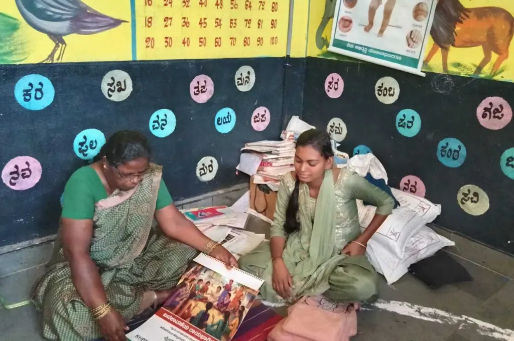 स्कूल की कक्षा में बैठी शिक्षिकाएं_शिक्षा