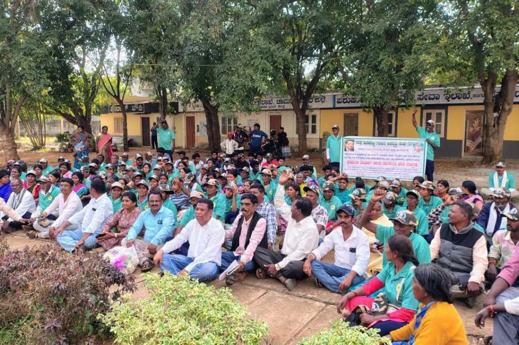 एक साथ कई लोग धरने पर_स्वास्थ्य