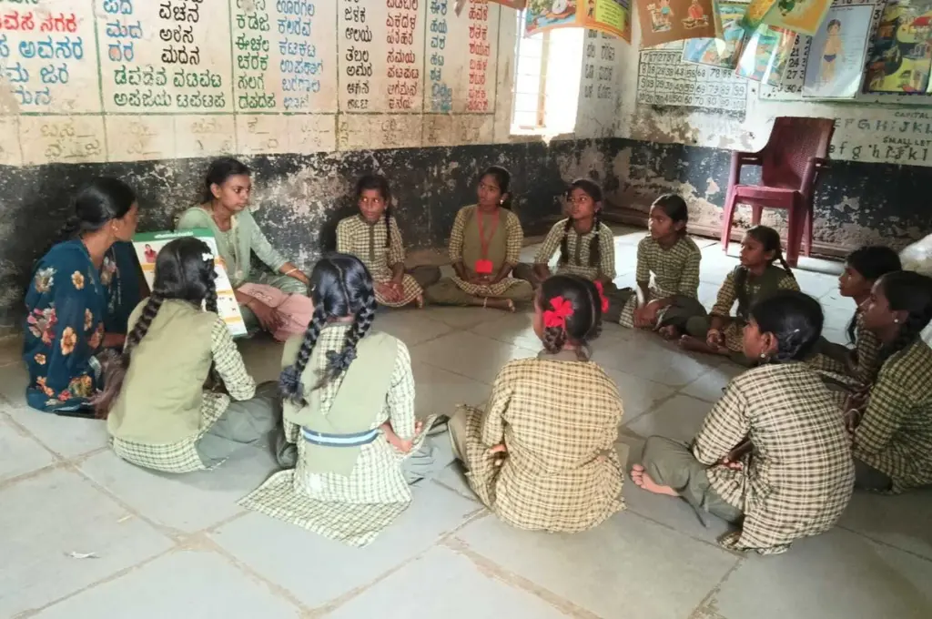 कक्षा में गोला बनाकर बैठी छात्राएं_शिक्षा