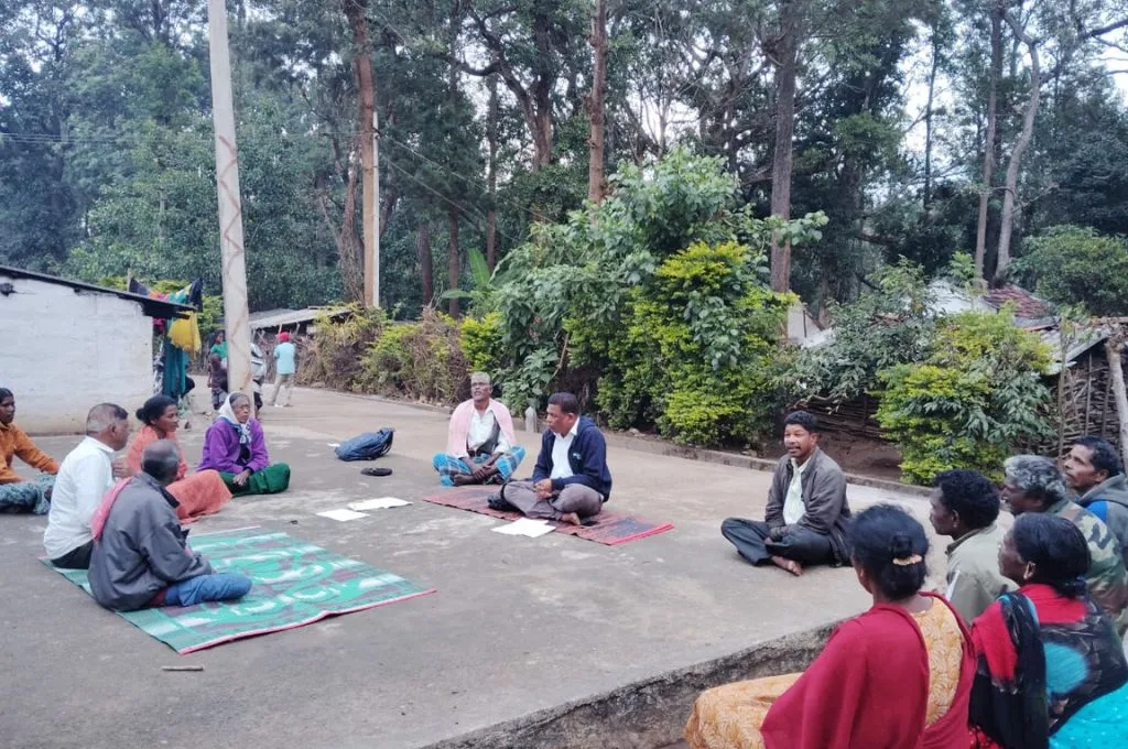 कुछ लोग जमीन पर बैठे हुए_स्वास्थ्य